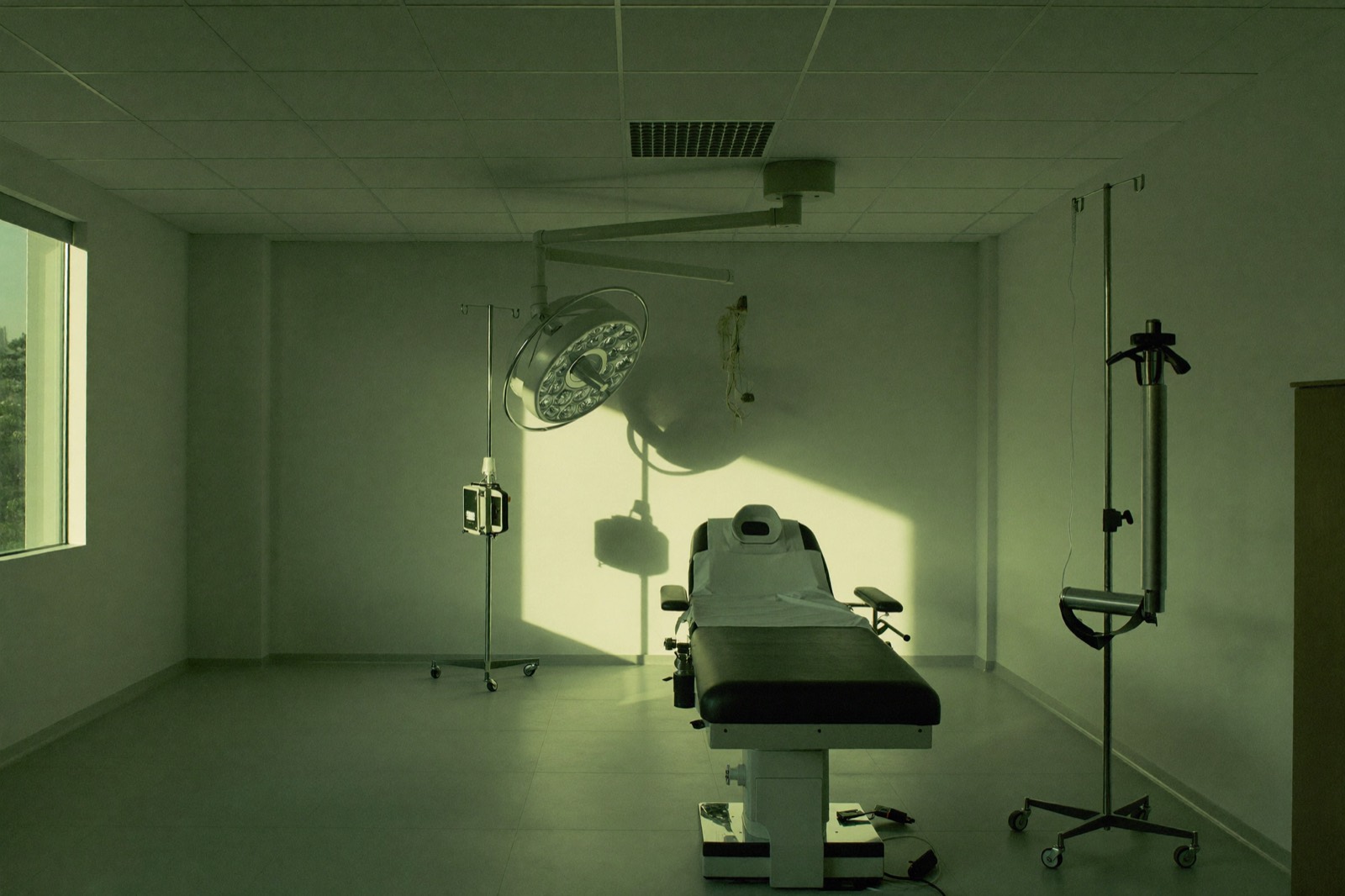 Sala cirúrgica vazia banhada por luz verde suave da manhã